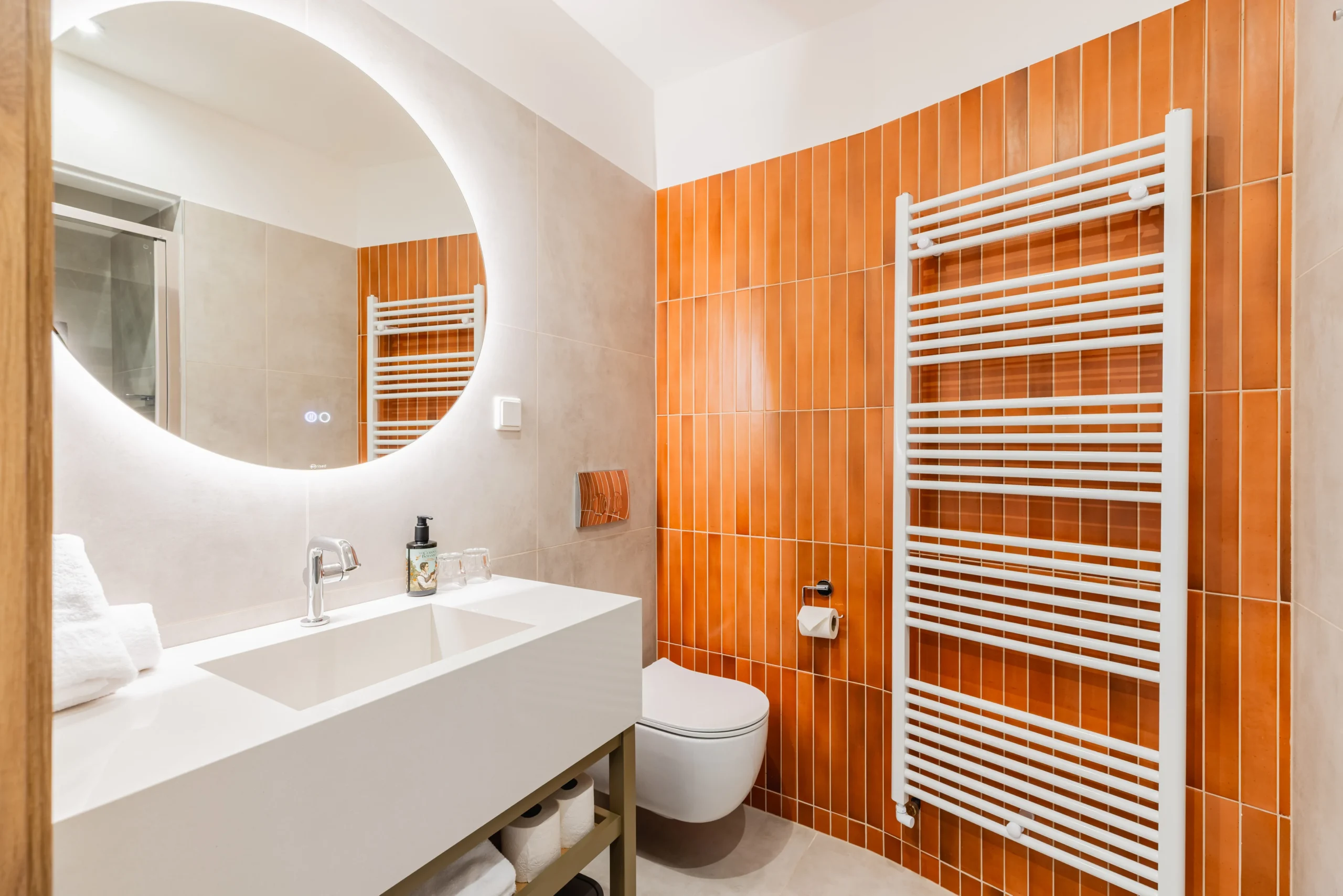 Fortyplusone hotel in Vienna double room bathroom