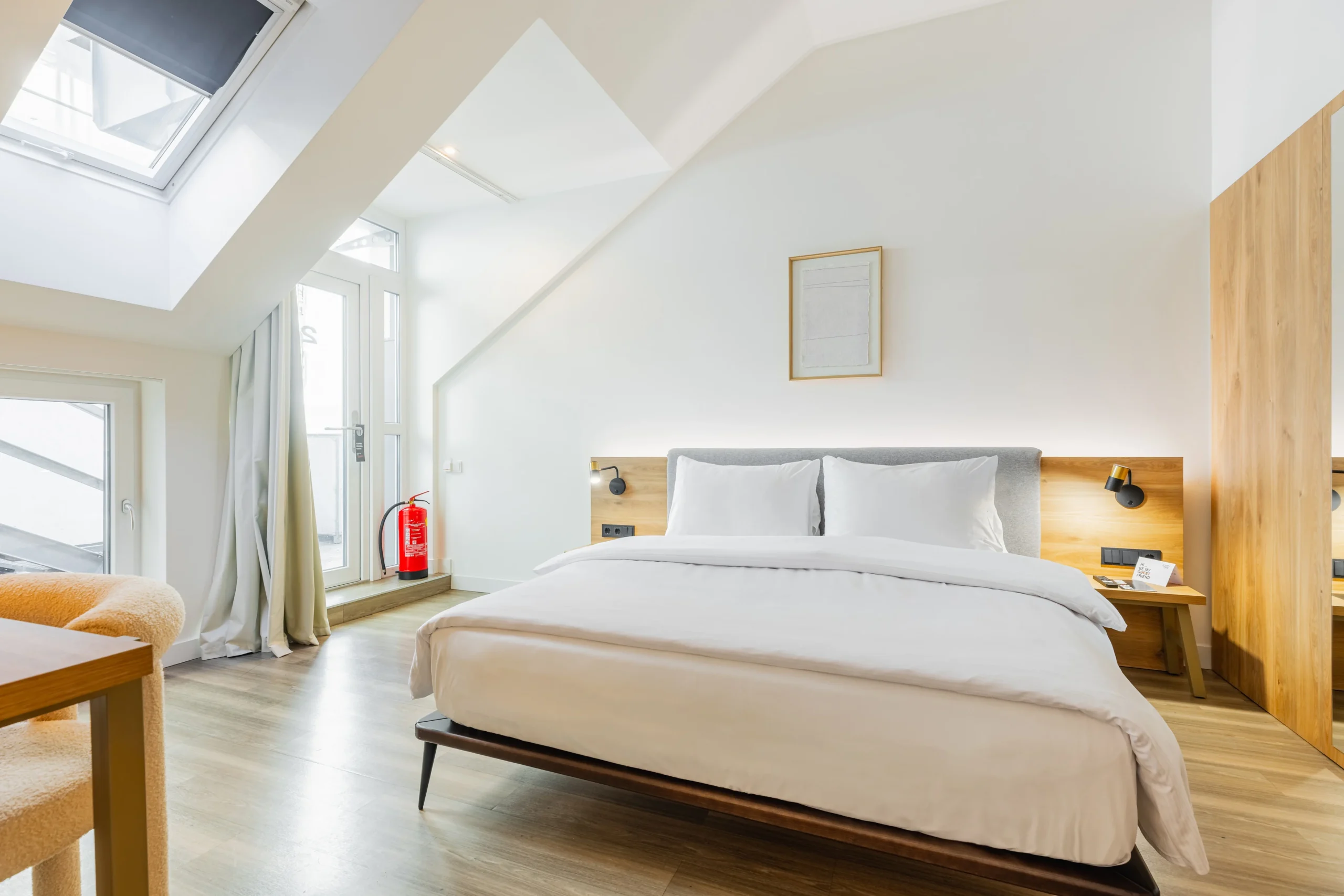 fortyplusone-hotel-vienna-double-room-shared-terrace-queen-bed