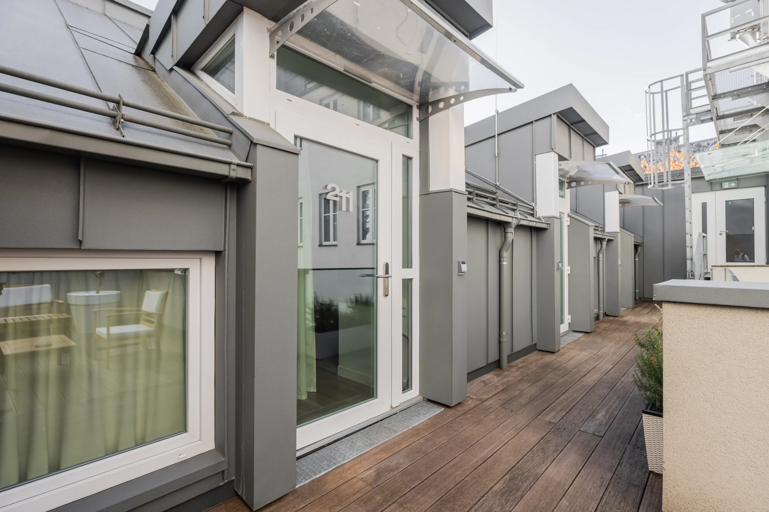 fortyplusone-hotel-vienna-sunny-double-room-shared-terrace-2